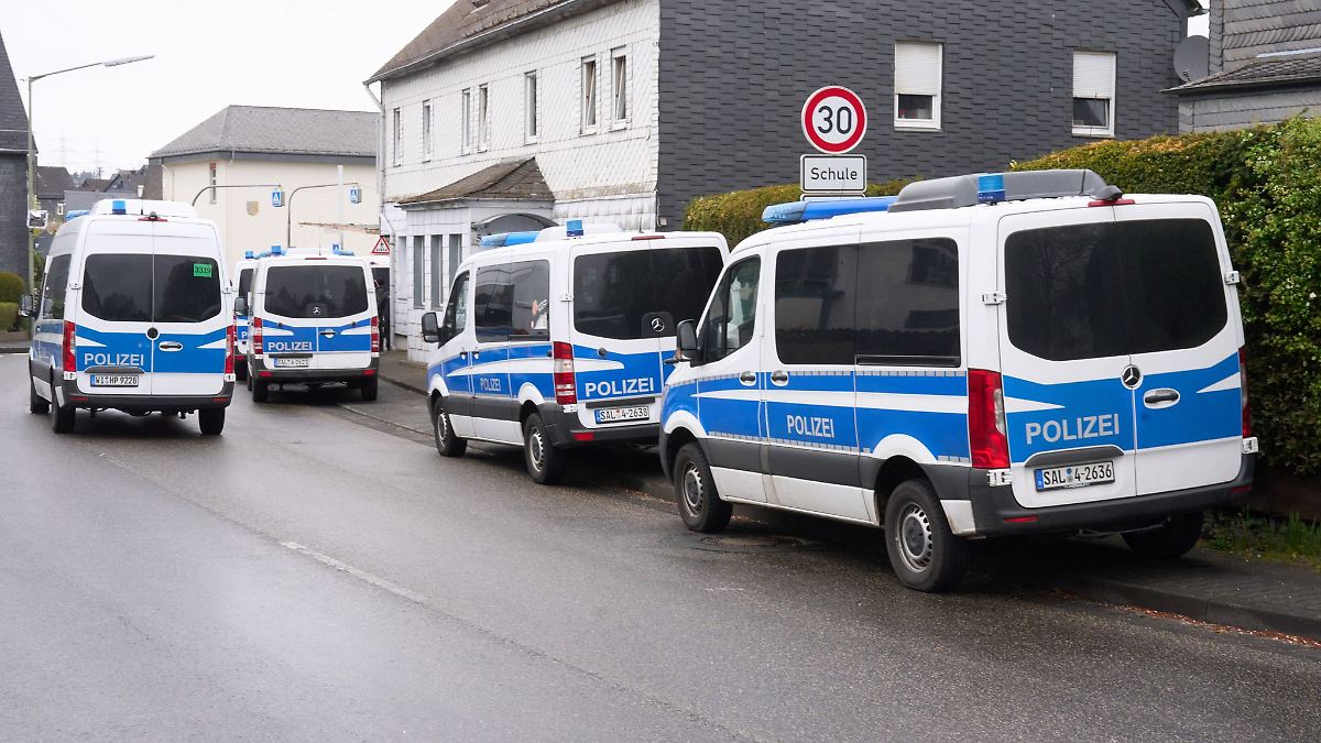 Getötete Familie in Weitefeld: Täter weiter auf der Flucht