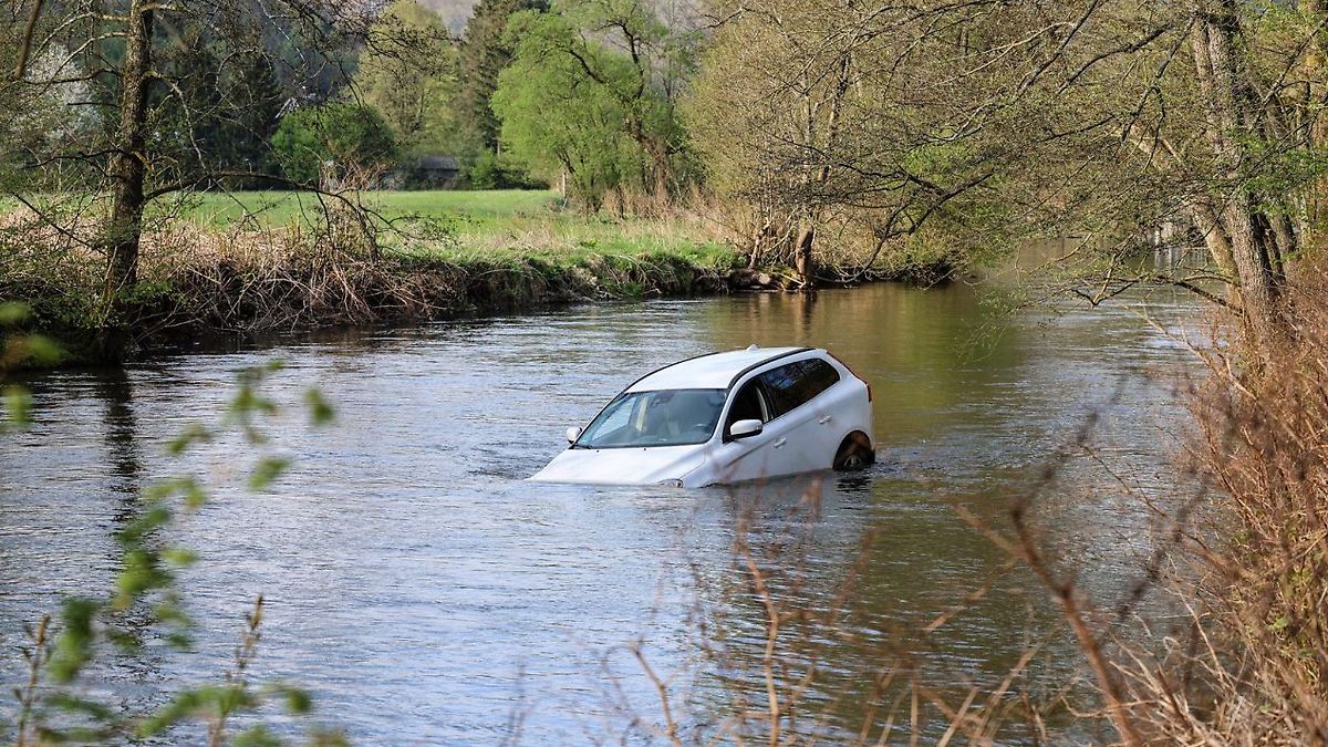 Handbremse nicht gezogen - Auto rollt in Fluss