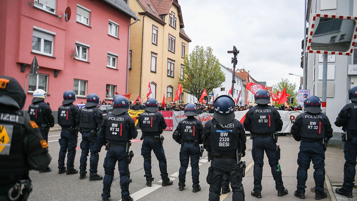 Polizei: Linke Demonstranten greifen in Reutlingen Beamte an