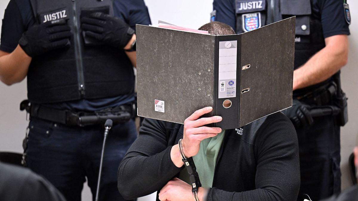 Andrang bei Verhandlungsstart gegen rechte Vereinigung