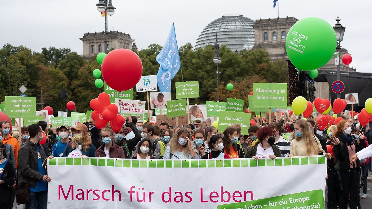 Abtreibungsgegner und Feministinnen demonstrieren in München