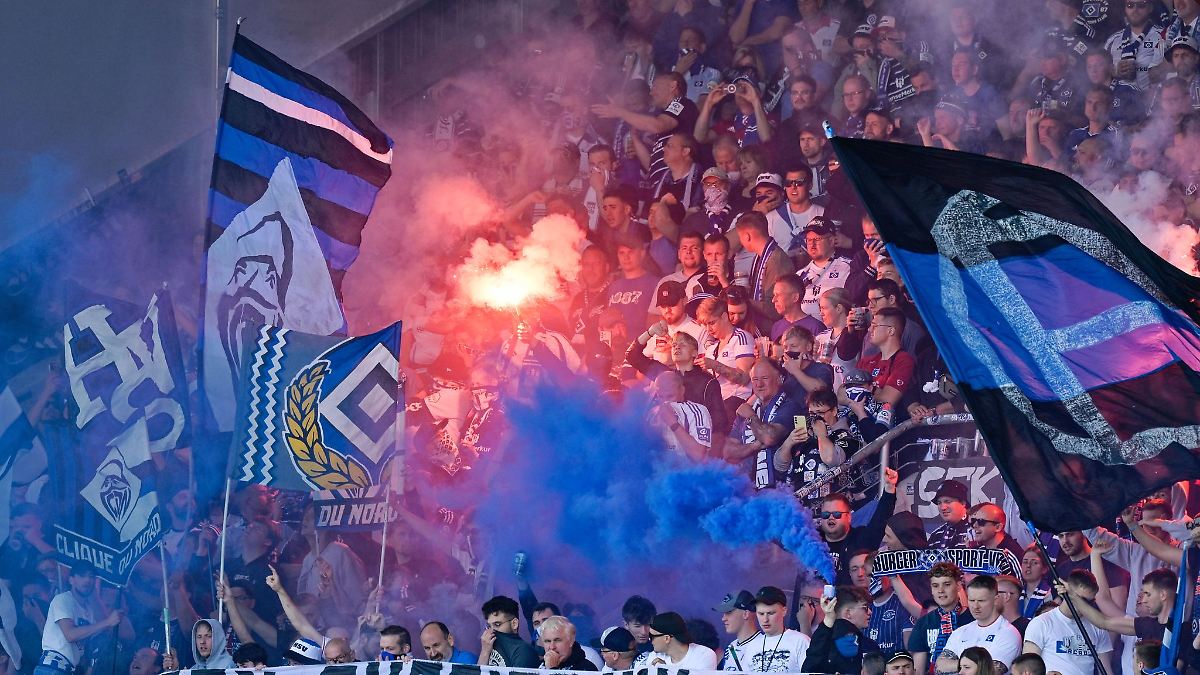 HSV-Fans versuchen Bordbistro im ICE zu stürmen