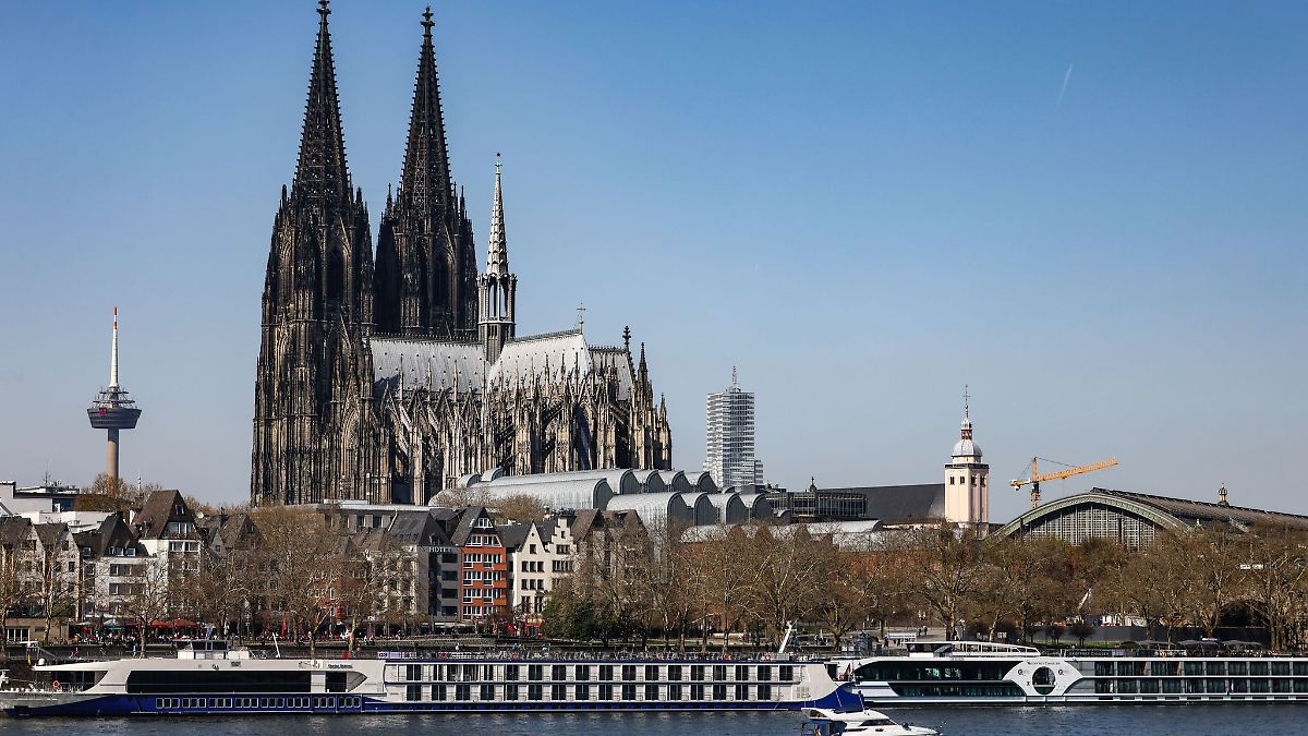 Karambolage mit fünf Schiffen auf dem Rhein in Köln
