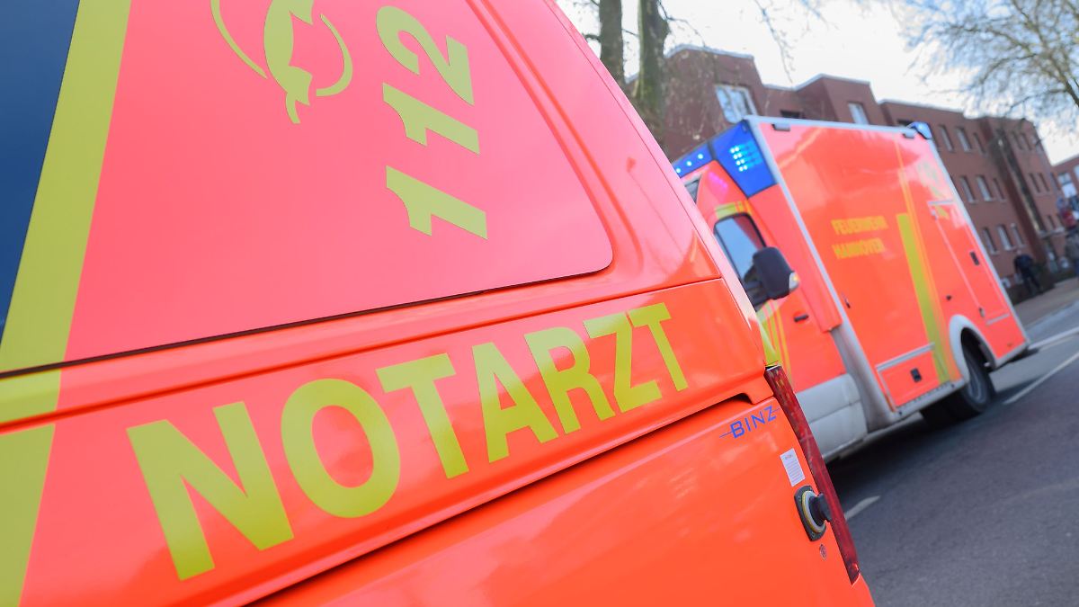 Motorradfahrer nach Zusammenstoß mit Auto in Lebensgefahr