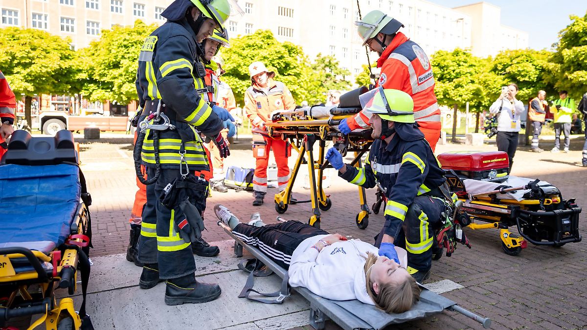 Einsatzkräfte simulieren Flugzeugabsturz in Großstadt
