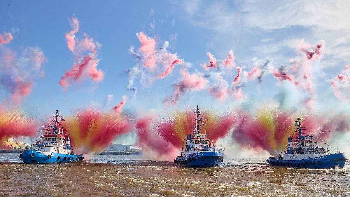 Schlepperballett im Hafen mit Musik aus dem Burgenland