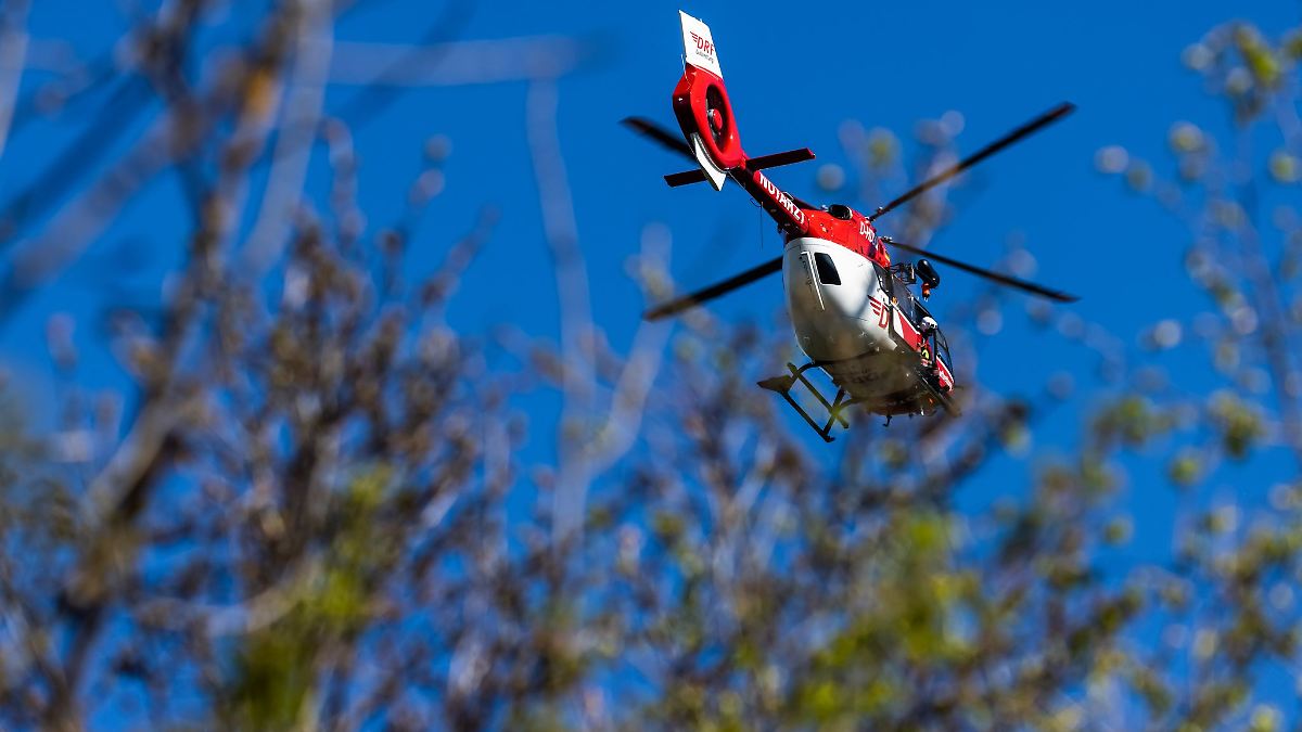 Erschöpfter Mann mit Hubschrauber gerettet