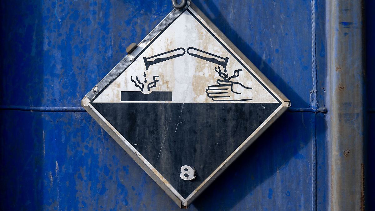 Chemikalien geladen - Autobahn nach Lkw-Unfall gesperrt