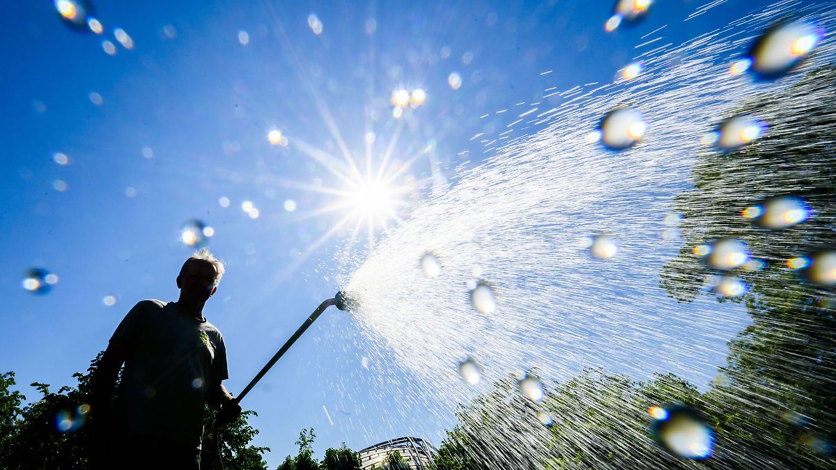 Bewässerung statt Regen - Oberboden ist staubtrocken