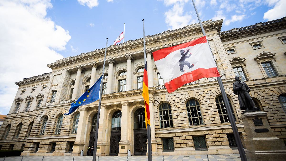 Trauerbeflaggung zur Beisetzung von Margot Friedländer