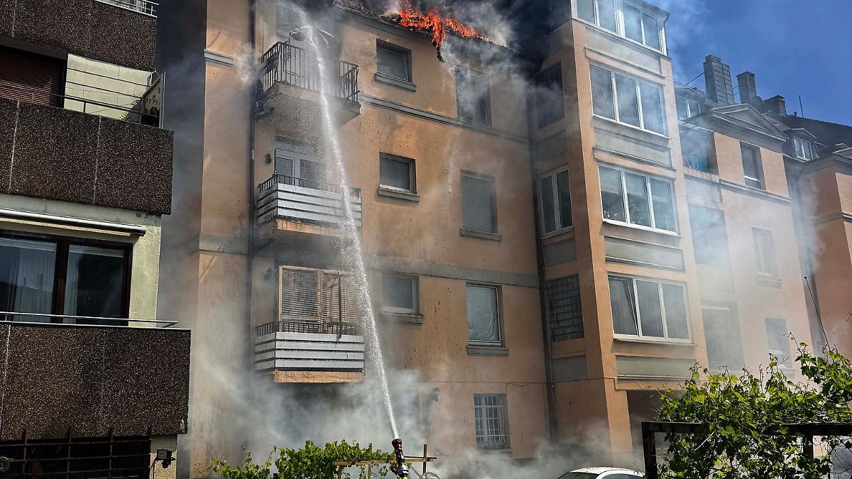 Feuerwehr rettet Mutter und Tochter aus brennender Wohnung