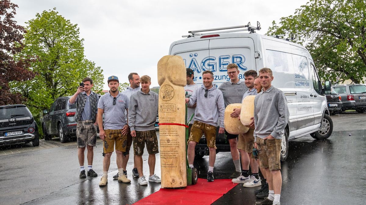 Holzpenis für einen guten Zweck versteigert