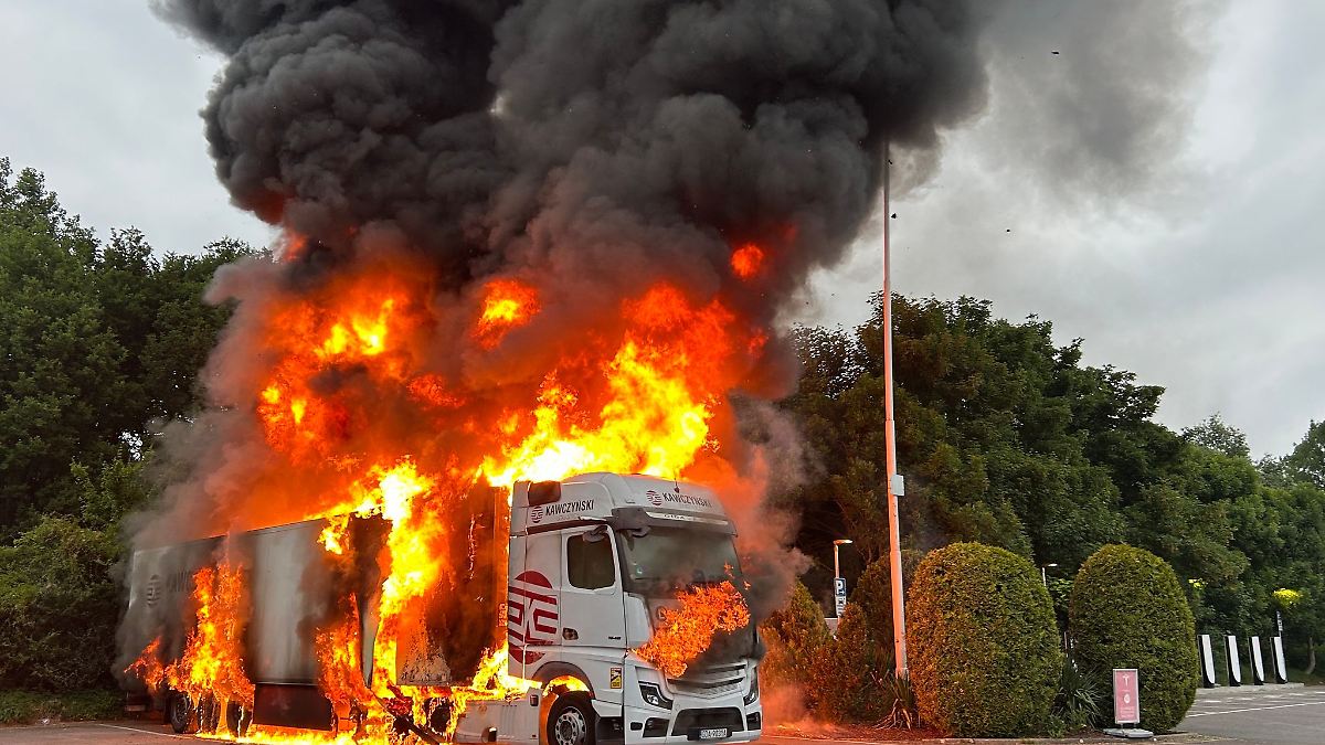 Geparkter Lkw brennt lichterloh