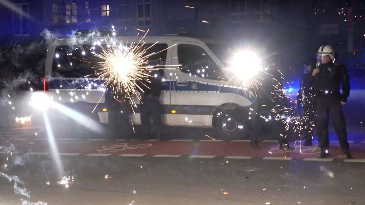 Prozess nach Böllerwürfen auf Polizisten an Silvester