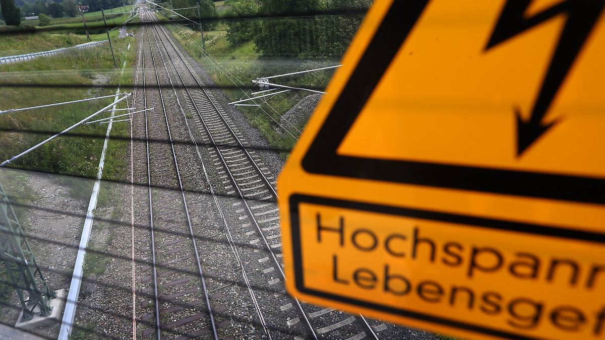 15-Jähriger klettert auf Güterwagen und erleidet Stromschlag