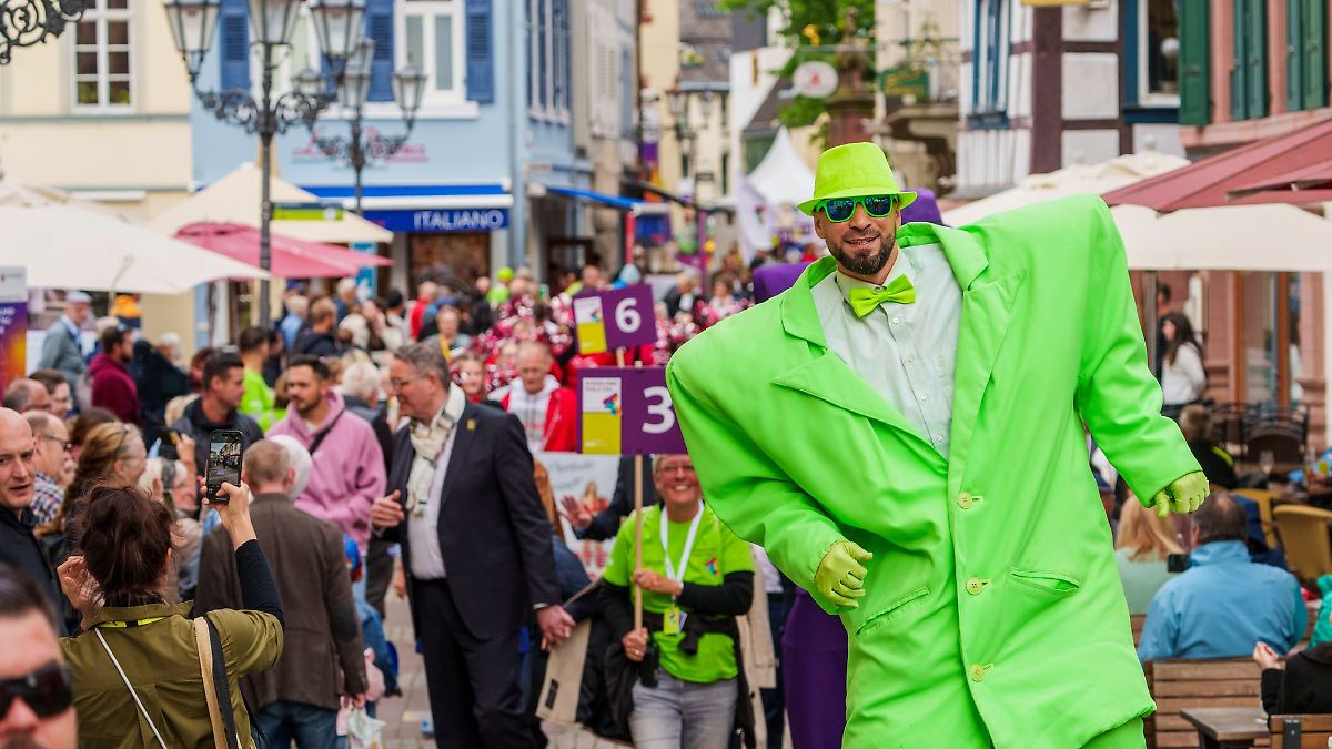 Tausende feiern Abschluss des Landesfestes in Neustadt
