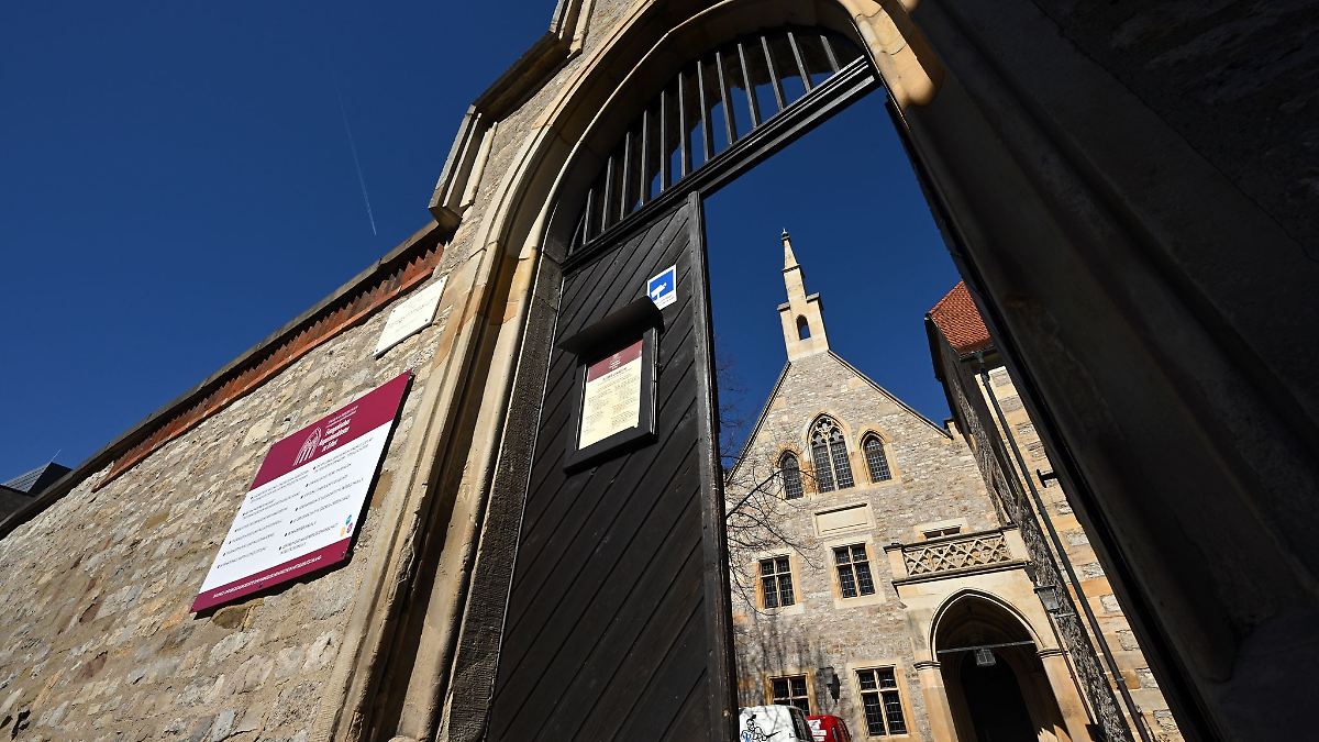 Mit Regenschirm durch "Offene Gärten"