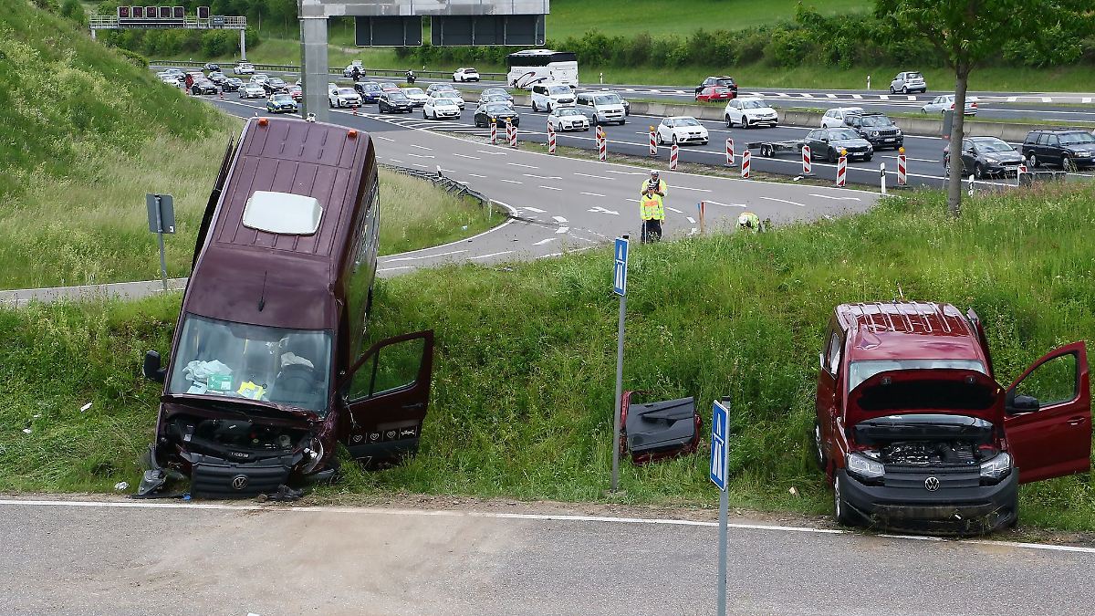 Zehn Verletzte nach Auffahrunfall an der A8