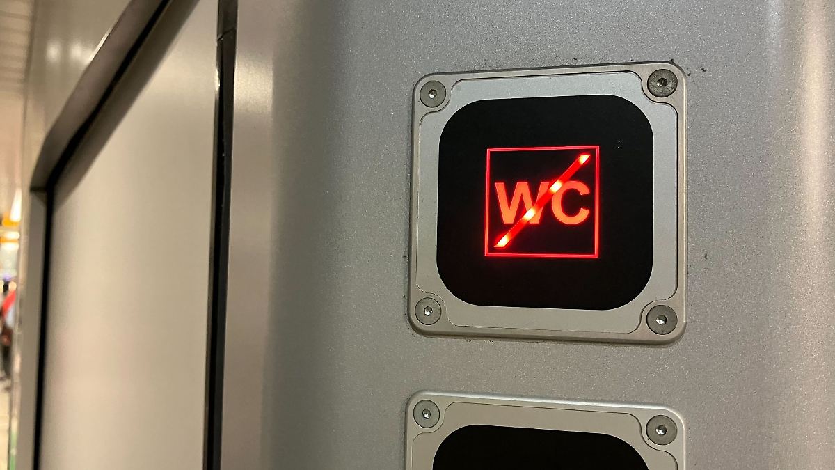 Unbekannte beschädigen Toilettentür - Zug außer Betrieb