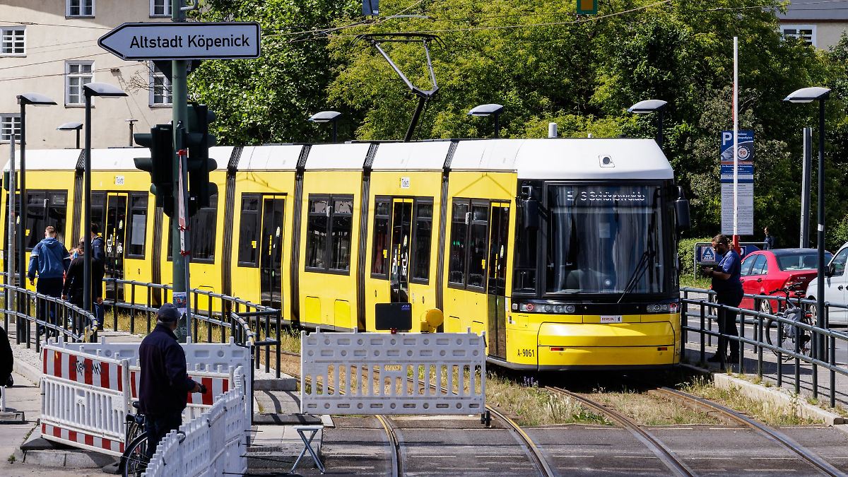 Wuhlheide-Brücke: Erste Trams rollen wieder