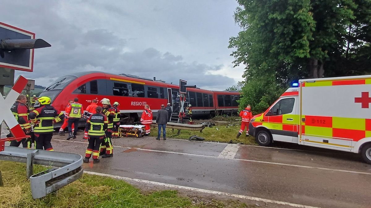 Nach Kollision mit Lkw beginnt Bergung der Regionalbahn