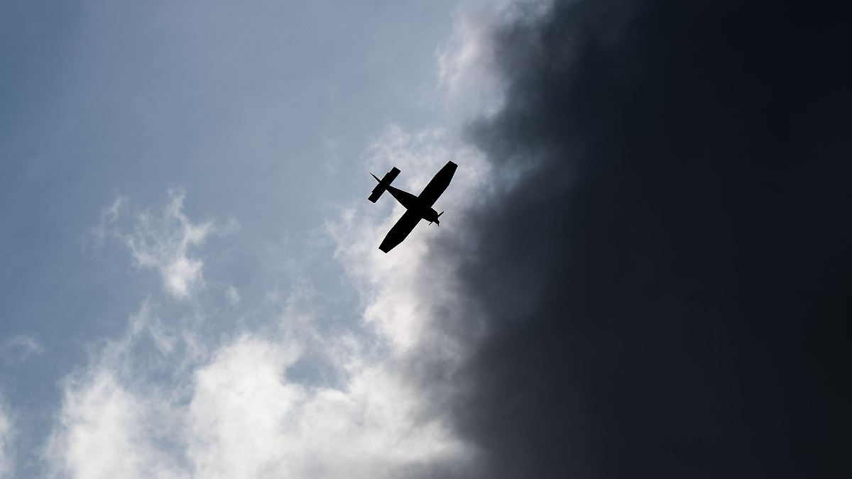 Sportflugzeug-Pilot macht Notlandung auf Feld