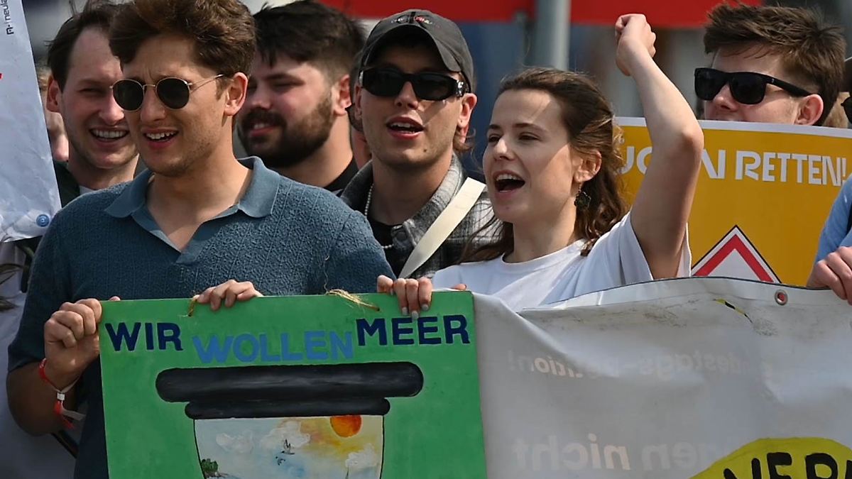 Jusos und Fridays for Future protestieren gegen LNG-Terminal