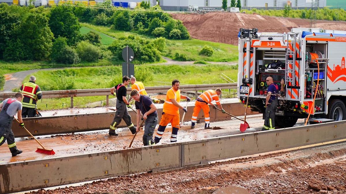 Starkregen spült Schlamm und Steine auf A4 - Vollsperrung