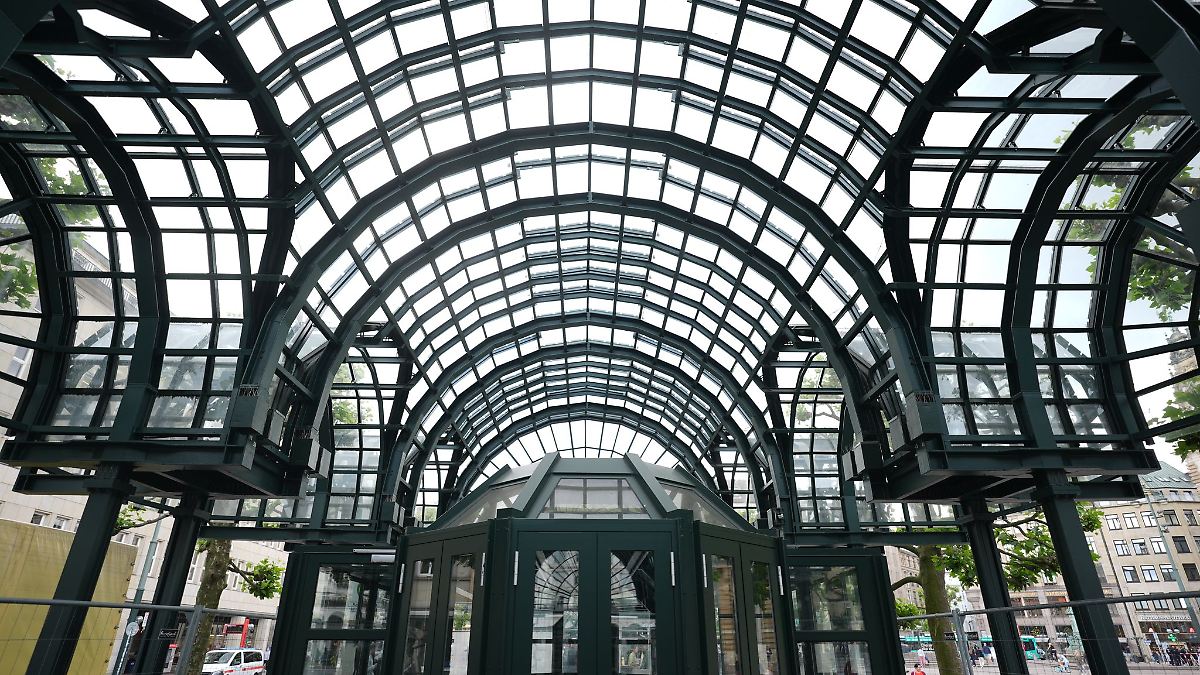 Pavillons und Glasarkaden auf Hamburger Rathausmarkt saniert