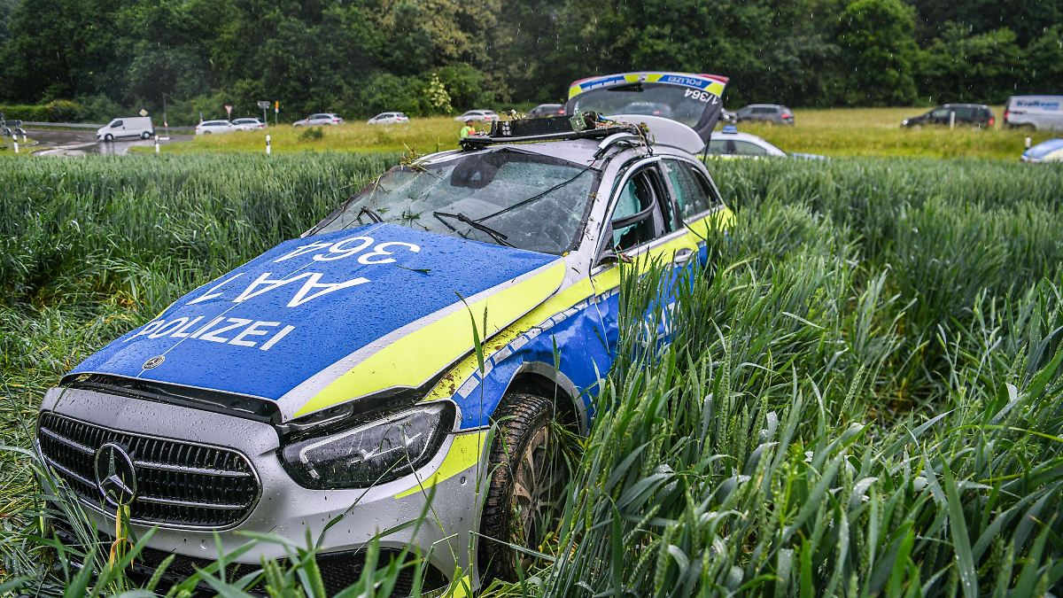 Polizisten werden bei Fahrt zu Unfall selbst verletzt