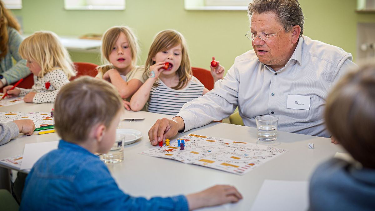 Für Kinderrechte: Minister spielt mit Kita-Gruppe