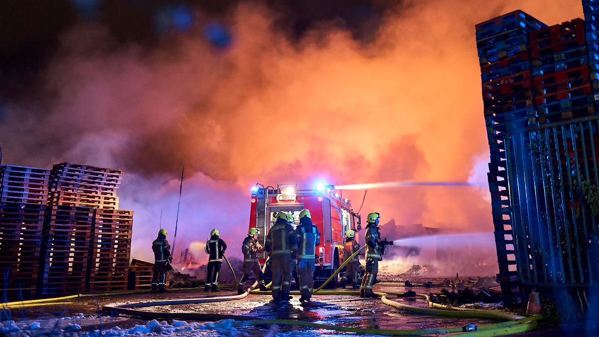 Erneuter Brand auf Firmengelände in Marzahn