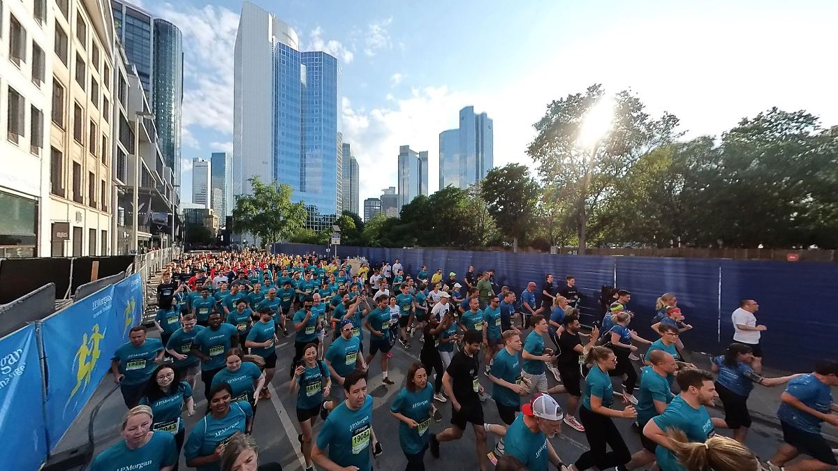 Firmenlauf - Zehntausende Läufer joggen durch Frankfurt