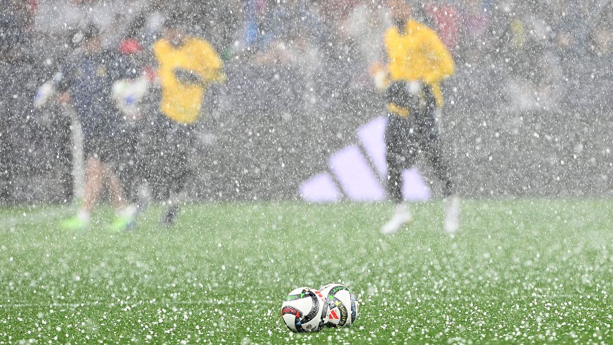 Gewitter über Bayern - Fußball-Halbfinale startet verspätet