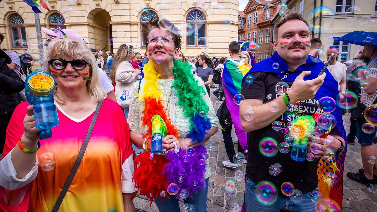 Mehr als 1.000 Menschen feiern bei Christopher Street Day
