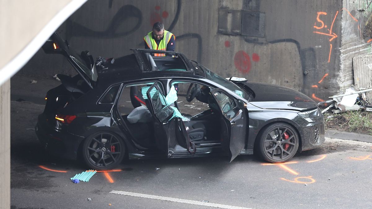 Auto prallt auf A57 gegen Mauer - Fahrer wird reanimiert