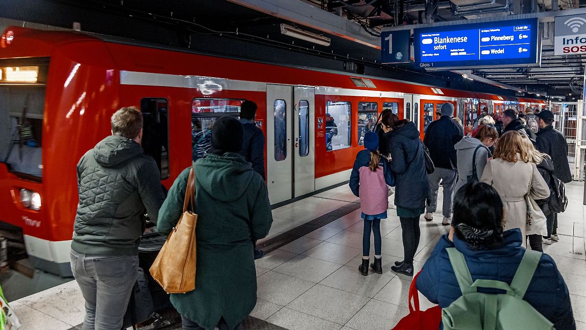 Mann mit Smartphone betritt mehrfach Gleis am Hauptbahnhof