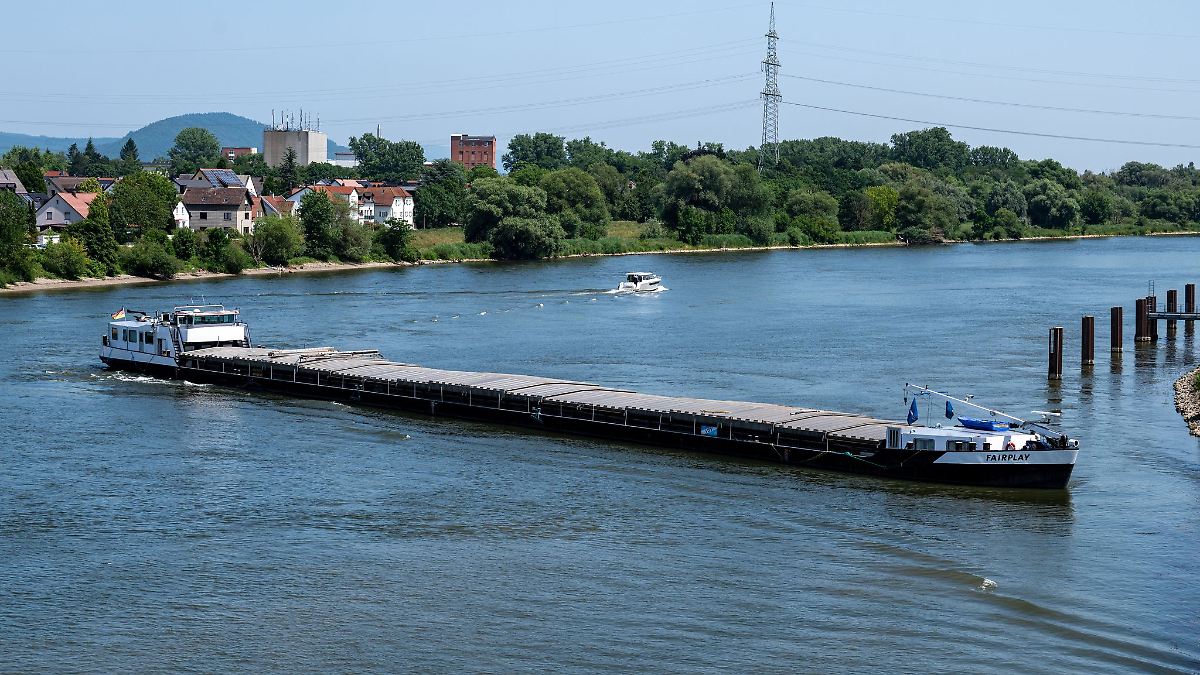 Güterschiff steckt weiterhin auf der Donau fest