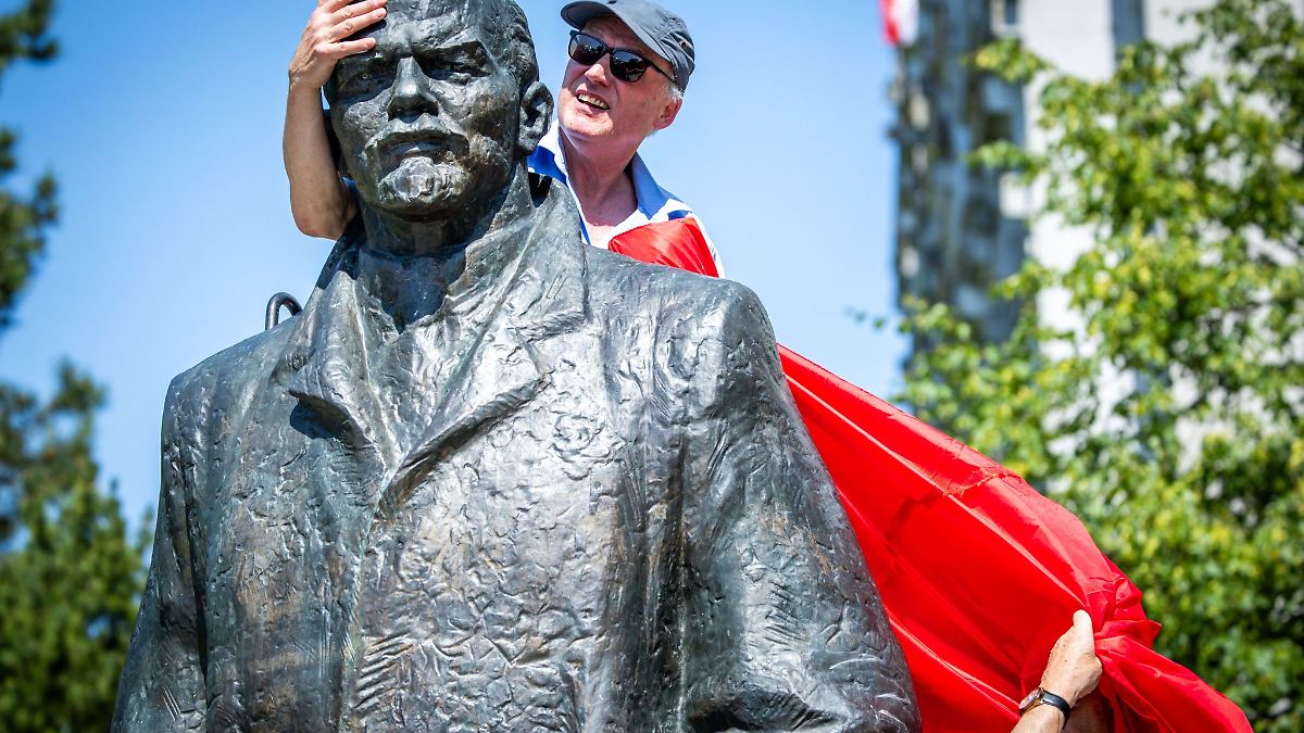 Protestaktion gegen Lenin-Denkmal in Schwerin