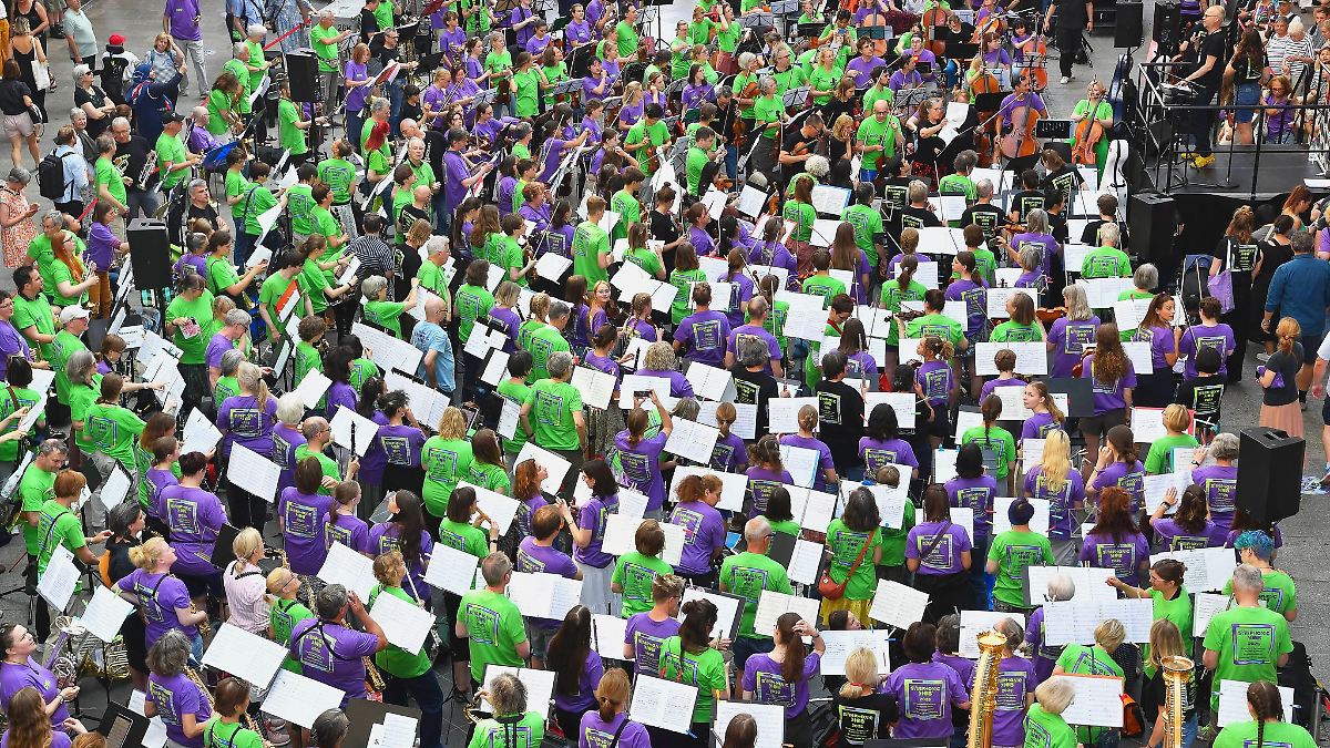 Profis und Anfänger musizieren zusammen beim "Symphonic Mob"