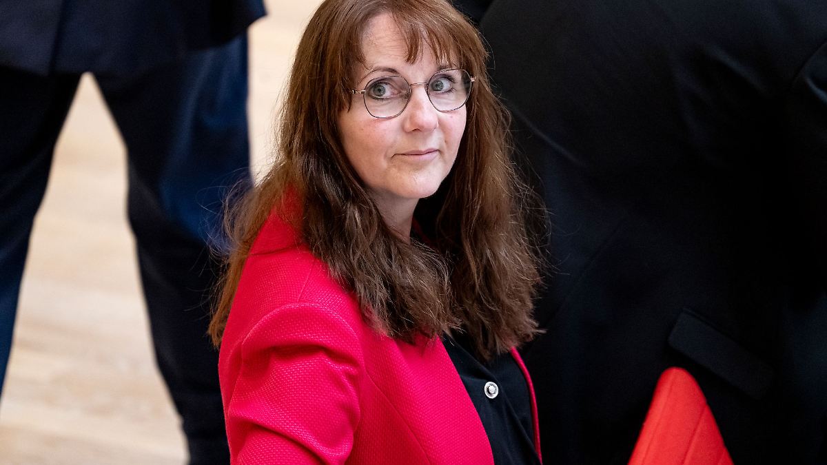 Ex-Innenministerin meldet sich nach Rücktritt zurück