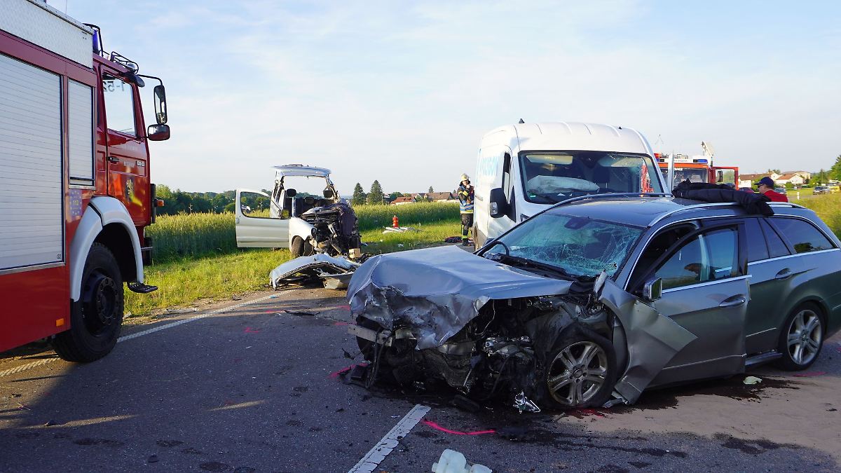 Eine Tote und Verletzte bei Frontalzusammenstoß auf B313