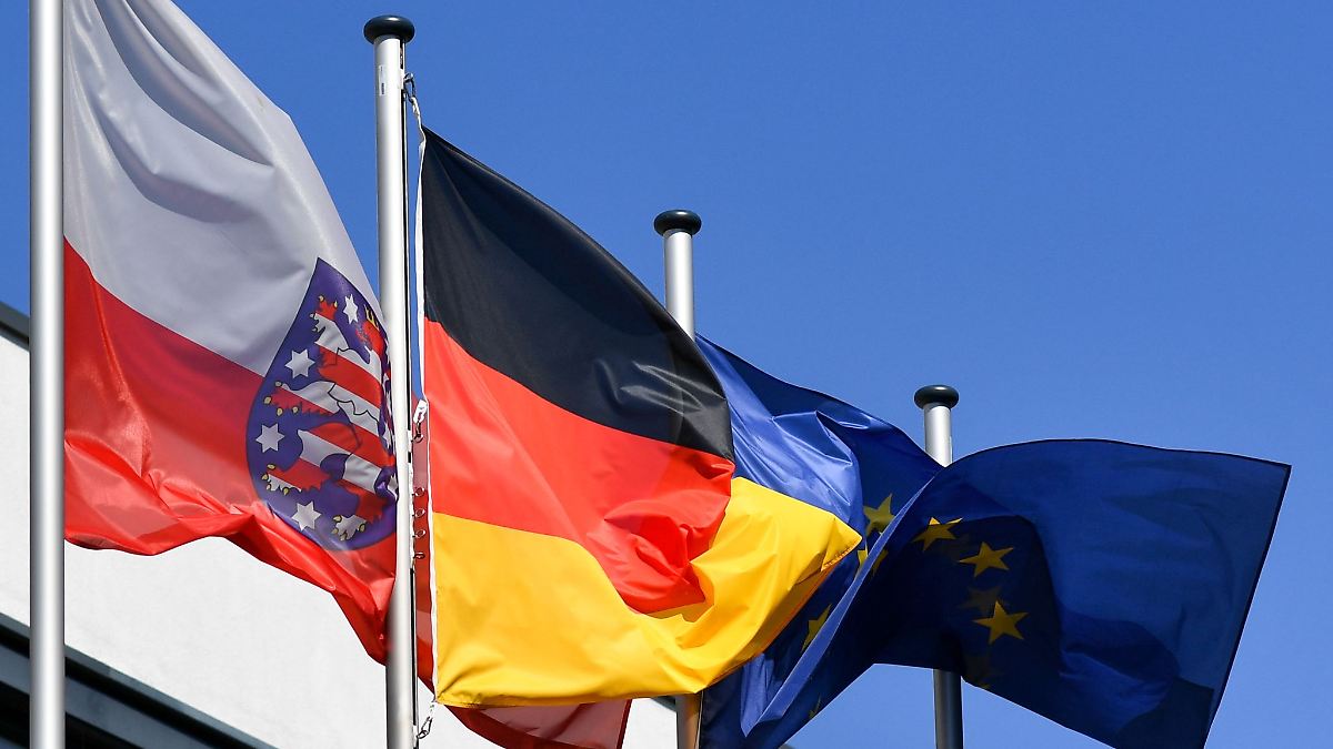 Kontroverse über Flaggen vor öffentlichen Gebäuden