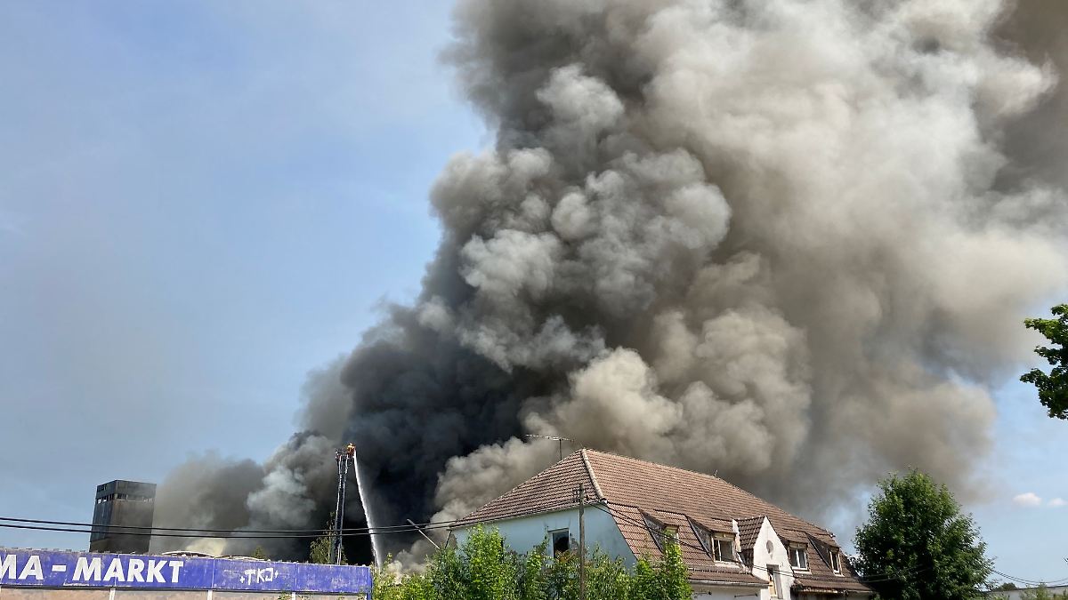 Brand in altem Schlachthof gelöscht - Brandstiftung vermutet