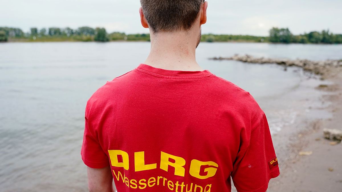 15-Jähriger ertrinkt in Badesee - 27-Jähriger vermisst