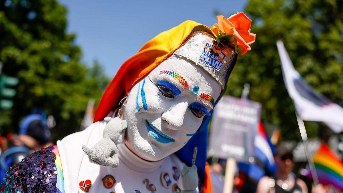 "Liebe verbindet": Queere Menschen feiern CSD in Düsseldorf