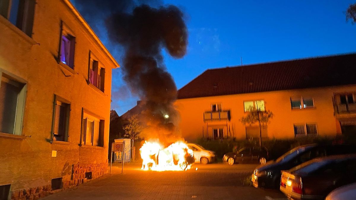 Pizza-Lieferauto geht in Flammen auf