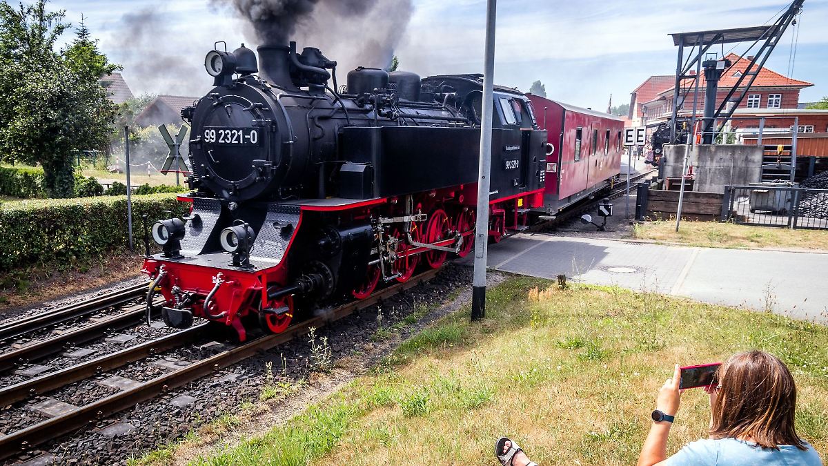 Auto stößt in Kühlungsborn mit Bäderbahn "Molli" zusammen