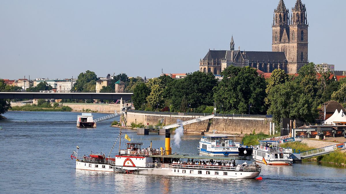 Raddampfer "Kaiser Wilhelm" passiert Magdeburg