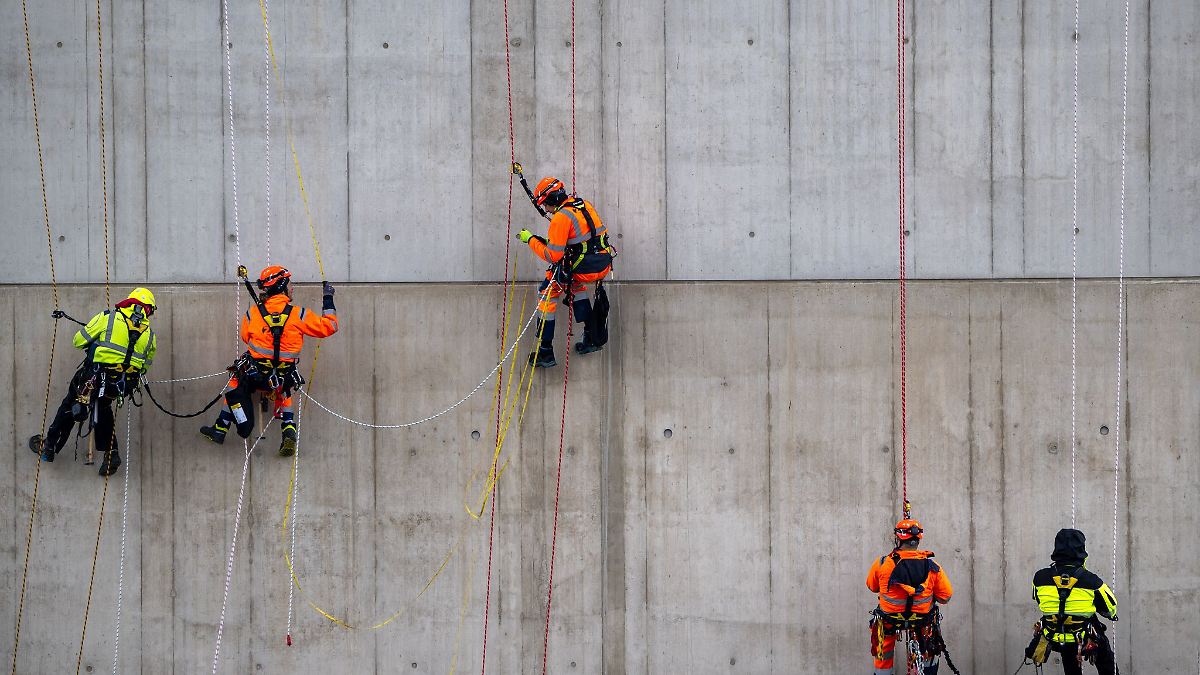 Sicherungsseile verheddert - Feuerwehr hilft Kletterin